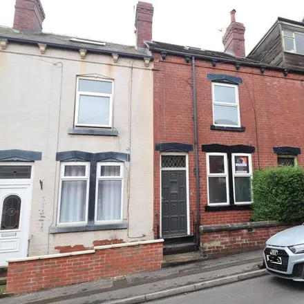 Rent this 3 bed townhouse on Moorfield Avenue in Leeds, LS12 3PU