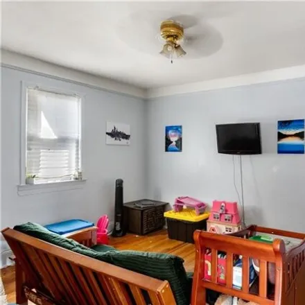 Image 3 - 545 Vincent Avenue, New York, NY 10465, USA - House for sale