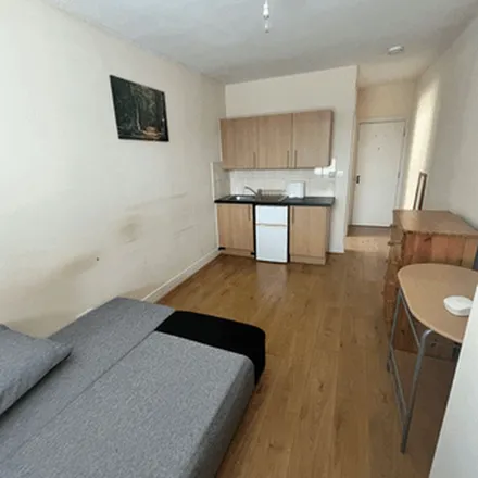 Rent this 1 bed apartment on Sandhu's Laundrette in Lyndhurst Road, Luton