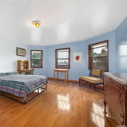 Image 5 - 74-24 43rd Avenue, New York, NY 11373, USA - House for sale