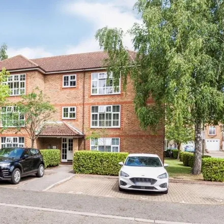 Rent this 2 bed apartment on Irvine Place in Virginia Water, GU25 4DQ
