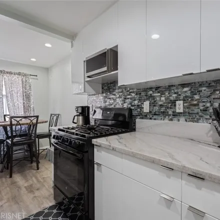 Image 3 - 13825 Beaver Street, Los Angeles, CA 91342, USA - Condo for sale