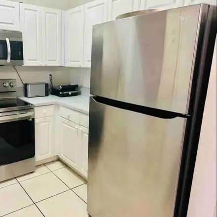 Image 8 - 1300 Northeast 109th Street, Courtly Manor, Miami-Dade County, FL 33161, USA - Condo for rent