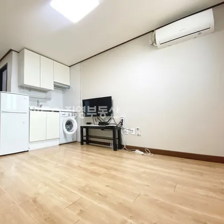 Rent this studio apartment on 서울특별시 은평구 응암동 194-20