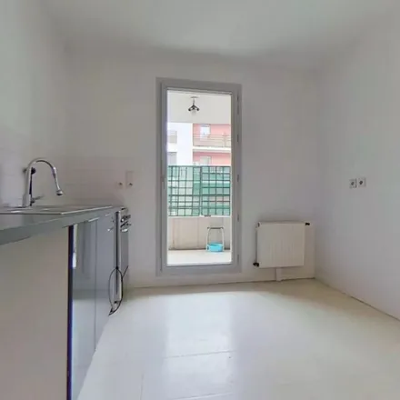 Rent this 3 bed apartment on 38 Rue Paul Verlaine in 69100 Villeurbanne, France