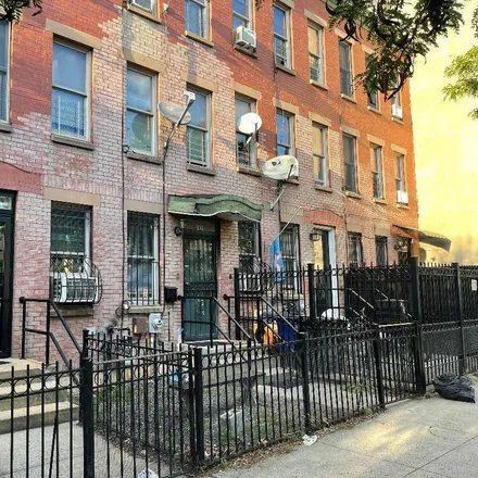 Image 2 - 237 Hart Street, New York, NY 11206, USA - Townhouse for sale