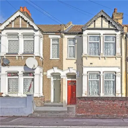 Buy this 3 bed townhouse on Cranborne Road in London, IG11 7XE