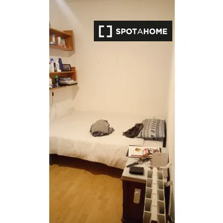 Rent this 3 bed room on Madrid in ISFAS (Instituto Social de las Fuerzas Armadas), Calle de Huesca