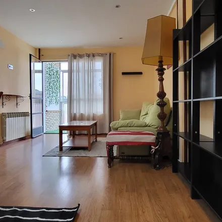 Rent this 6 bed apartment on Duetto Novios in Calle de la Cebadería, 47001 Valladolid