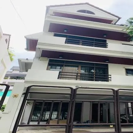 Rent this 4 bed townhouse on Soi Sukhumvit 31 Yaek 2 in Vadhana District, Bangkok 10110