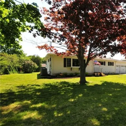 Rent this 3 bed house on 4715 Oaklawn Avenue in Southold, NY 11971