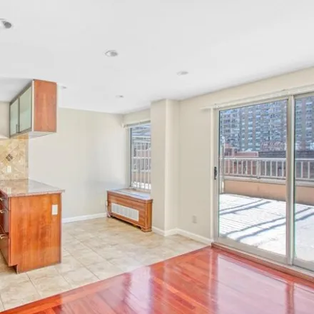 Image 8 - 200 Corbin Place, New York, NY 11235, USA - Condo for sale