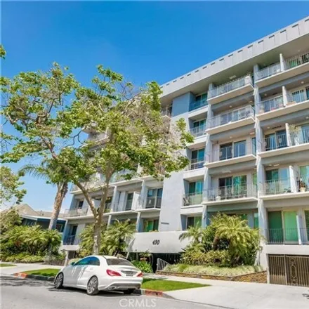 Rent this 2 bed condo on 476 South Maple Drive in Beverly Hills, CA 90212