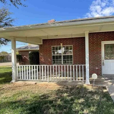 Image 2 - 1598 Southwest Parkway, Wichita Falls, TX 76302, USA - House for rent