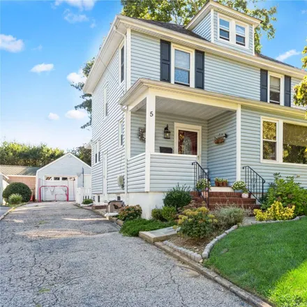 Buy this 3 bed house on 5 Maiden Lane in Glen Head, Oyster Bay