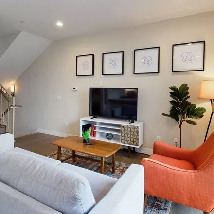 Rent this 3 bed townhouse on San Francisco in CA, 94121