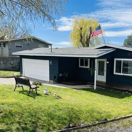 Buy this 3 bed house on 1710 Carlson Drive in Altamont, OR 97603
