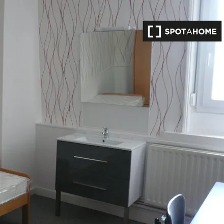 Rent this 8 bed room on 49 Rue du Baroeul in 59370 Mons-en-Barœul, France
