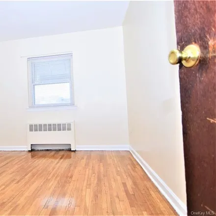 Image 2 - 1011 East 225th Street, New York, NY 10466, USA - Townhouse for rent