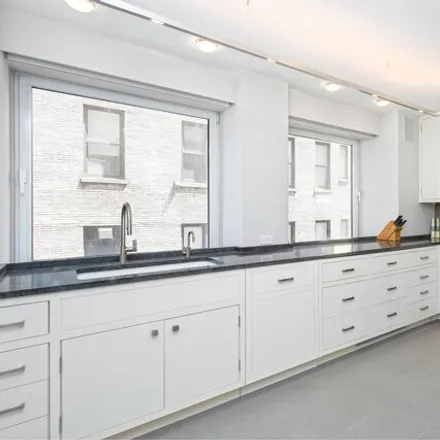 Image 2 - 1 East 71st Street, New York, NY 10021, USA - Apartment for sale