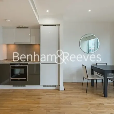 Image 3 - Heron Quays, Marsh Wall, Canary Wharf, London, E14 9JF, United Kingdom - Apartment for rent