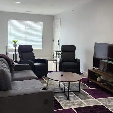 Rent this 3 bed condo on Manhattan