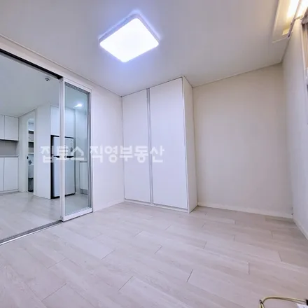 Rent this studio apartment on 서울특별시 은평구 신사동 27-26