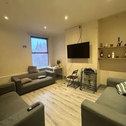Image 2 - Hessle Place, Leeds, LS6 1EG, United Kingdom - Apartment for rent