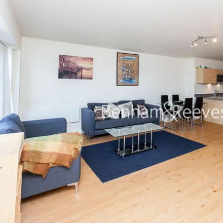 Rent this 2 bed room on Pinnacle House in Boulevard Drive, London