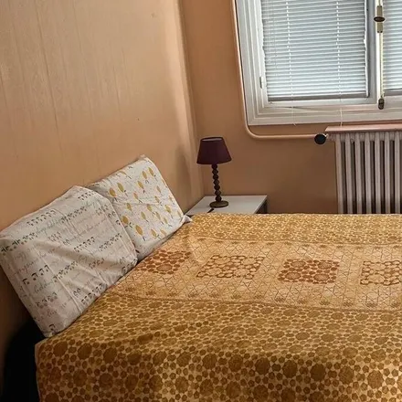 Rent this 2 bed apartment on 44400 Rezé