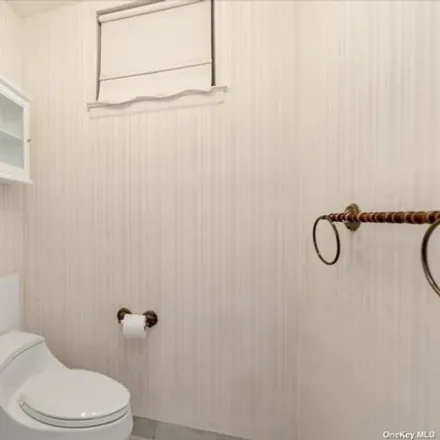 Image 6 - 15-60 216th Street, New York, NY 11360, USA - House for sale