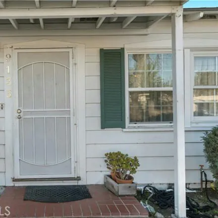 Image 2 - 9173 Hazeltine Avenue, Los Angeles, CA 91402, USA - Townhouse for sale