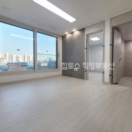 Rent this 2 bed apartment on 서울특별시 송파구 가락동 166-6