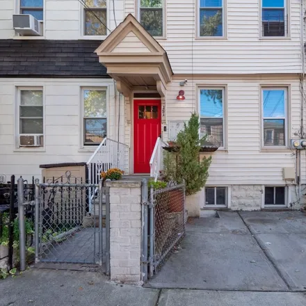 Image 3 - 25 Milton Avenue, Jersey City, NJ 07307, USA - Townhouse for sale