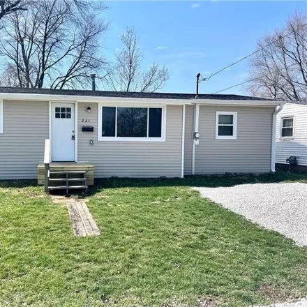Buy this 3 bed house on 177 Woodlawn Avenue in Mattoon, IL 61938