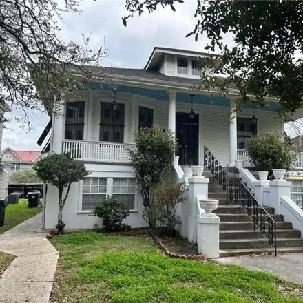 Rent this 2 bed house on 5653 Woodlawn Place in Lakeview, New Orleans