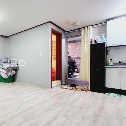 Rent this studio apartment on 서울특별시 송파구 방이동 151-13