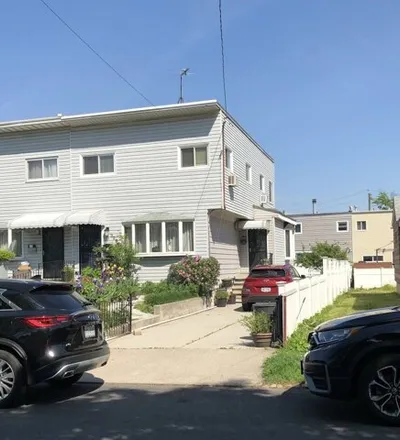 Buy this 3 bed house on 3284 Giegerich Place in New York, NY 10465