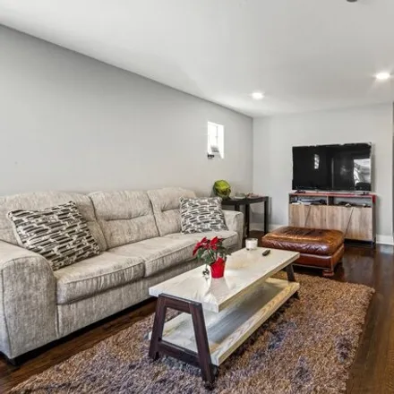 Image 4 - 2242 North Narragansett Avenue, Chicago, IL 60302, USA - House for sale