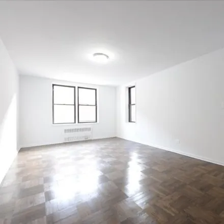 Image 6 - 10-40 Neilson Street, New York, NY 11691, USA - Apartment for sale