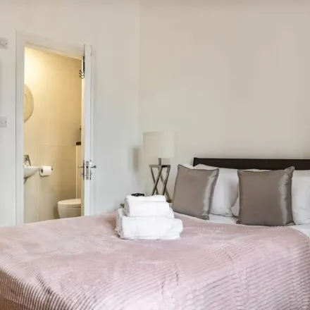 Rent this 1 bed apartment on 50 Courtfield Gardens in London, SW5 0ND