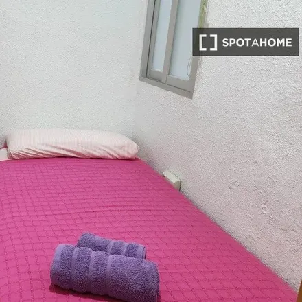 Rent this 3 bed room on Fábrica de aceites in Avinguda del Port, 46023 Valencia