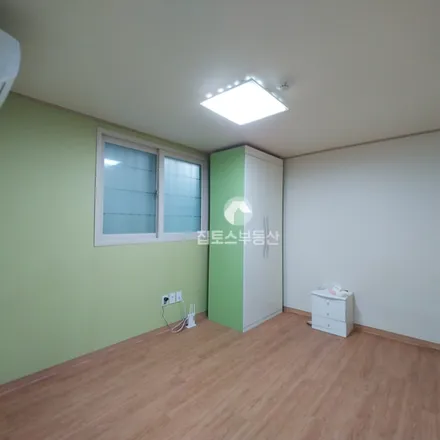 Rent this studio apartment on 서울특별시 관악구 신림동 524-28
