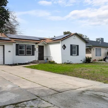 Image 2 - 629 Gem St N, Tulare, California, 93274 - House for sale