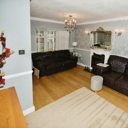 Image 5 - Southbrook Drive, Cheshunt, EN8 0QJ, United Kingdom - Townhouse for sale