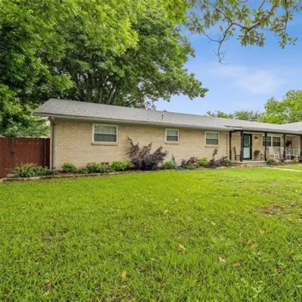 Buy this 4 bed house on 802 South Colonial Drive in Cleburne, TX 76033