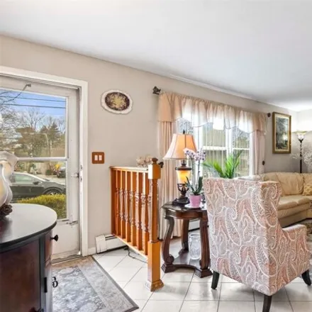 Image 3 - 1 Pinetop Drive, Central Islip, Islip, NY 11722, USA - House for sale