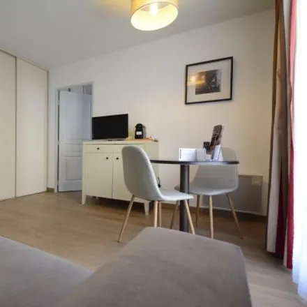 Image 3 - 2 Rue Marconi, 78400 Chatou, France - Apartment for rent