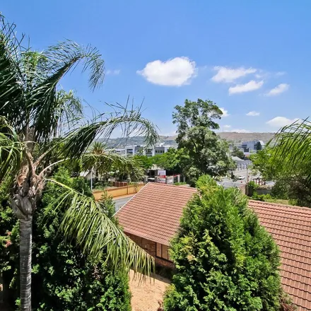 Image 1 - Jimmys killer prawns, Concorde Road East, Bedfordview, Gauteng, 2007, South Africa - Apartment for rent