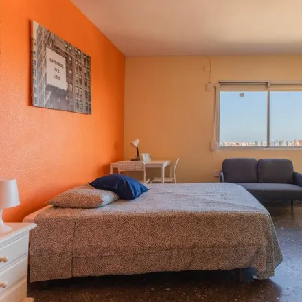 Rent this 4 bed room on Col·legi d'Educació Infantil i Primària Mare Nostrum in Avinguda de Blasco Ibáñez, 171